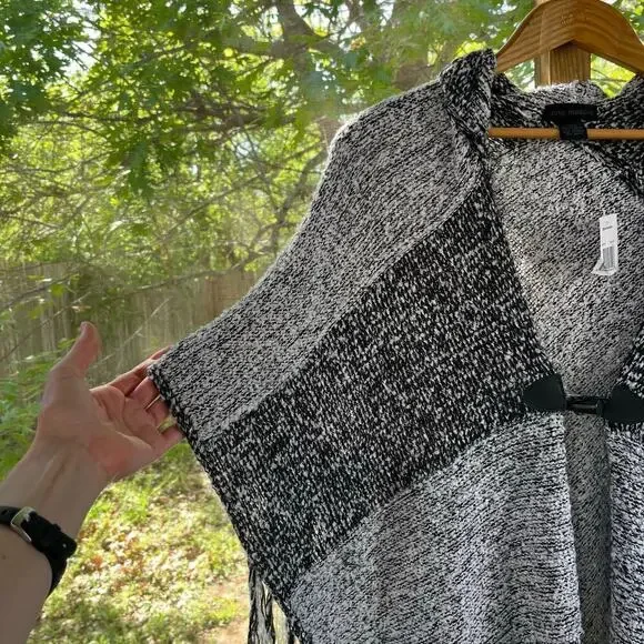 Steve Madden Women's Black And White Fringe Trim Poncho OSFM. NEW WITH DEFECTS - Picture 4 of 10